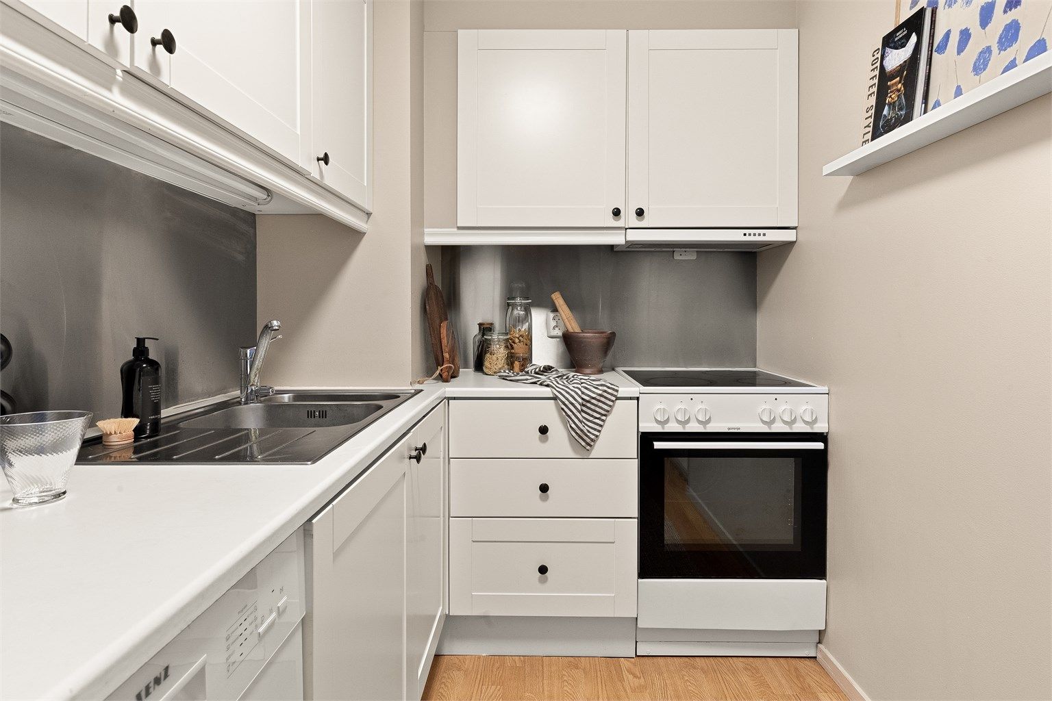 Kjøkkeninnredning med profilerte fronter og laminat benkeplate.