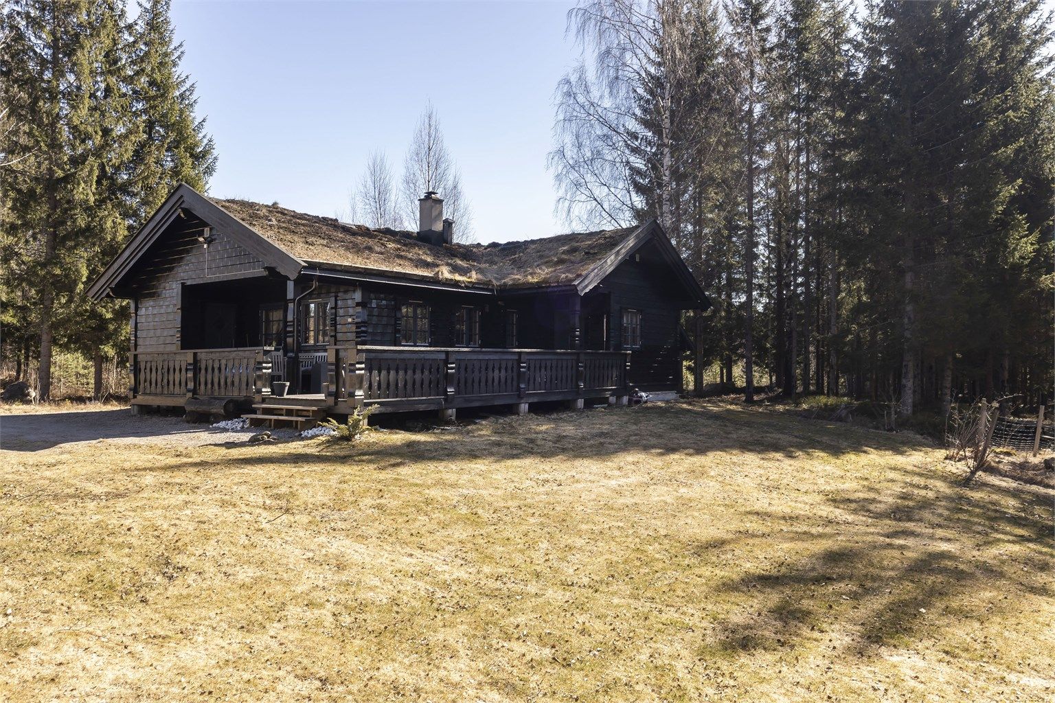 Sidebygning i "Grønn omsorg" som ble brukt til oppholds-/undervisningsrom for barn og unge., Inneholder stue, kjøkken, baderom, to soverom, samt badstue.