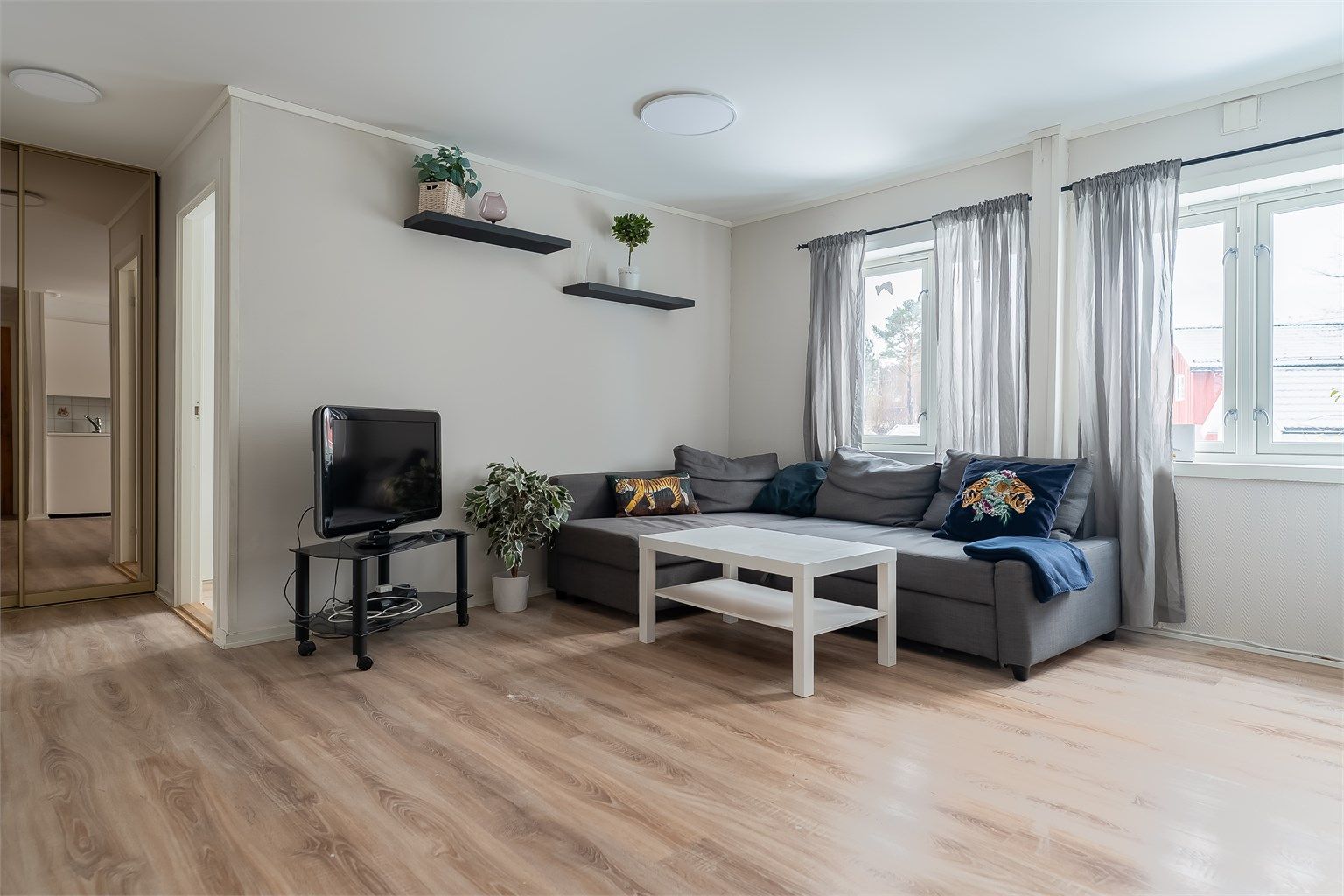 Hovedplanet er på hele 52 kvm., og består av stue, kjøkken, tre soverom og bad