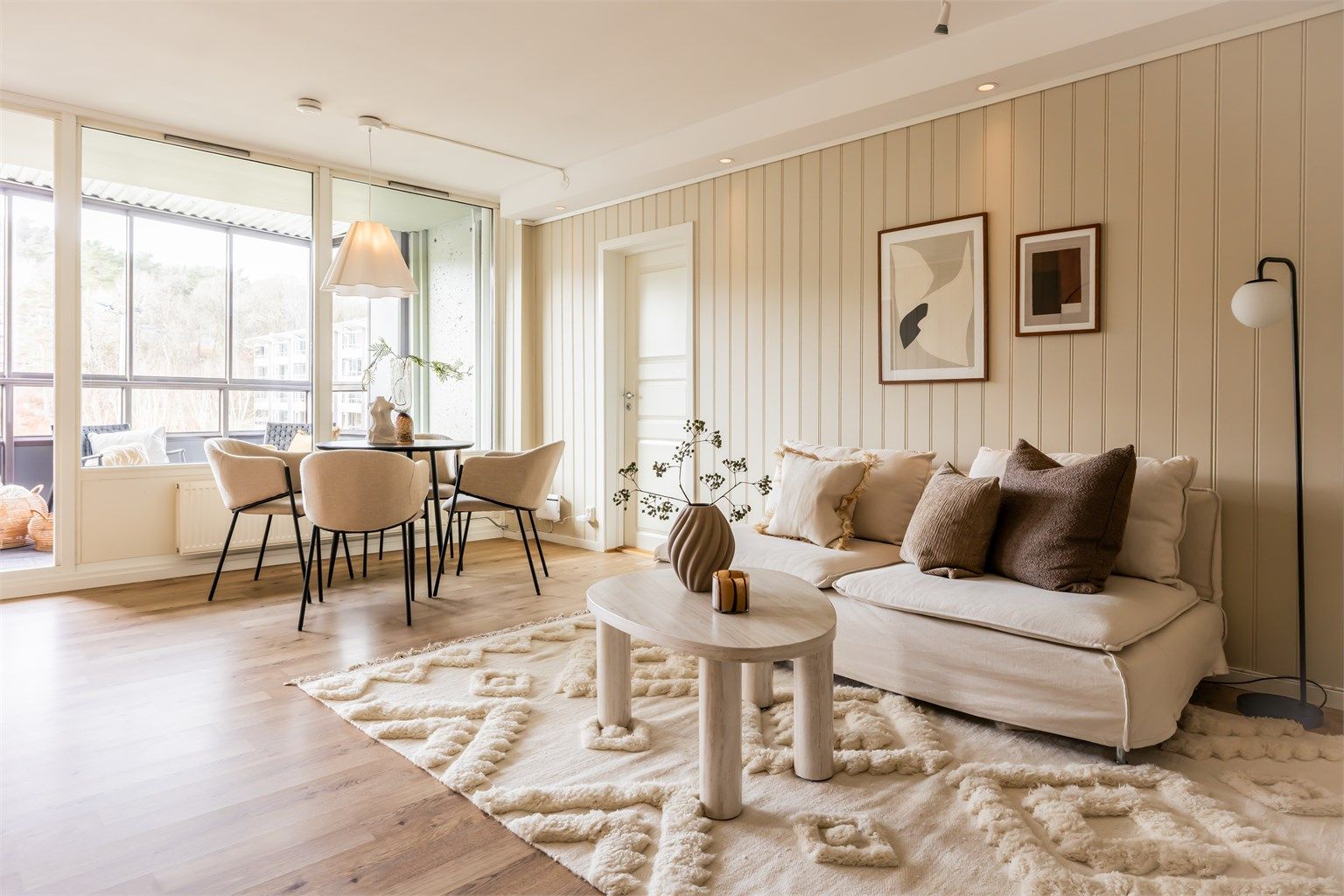 Eiendomsmegler Krogsveen v/ Hilde Brigitte Lilleskare har gleden av å presentere Lyngfaret 3. Innbydende leilighet med fine kvaliteter og god planløsning.