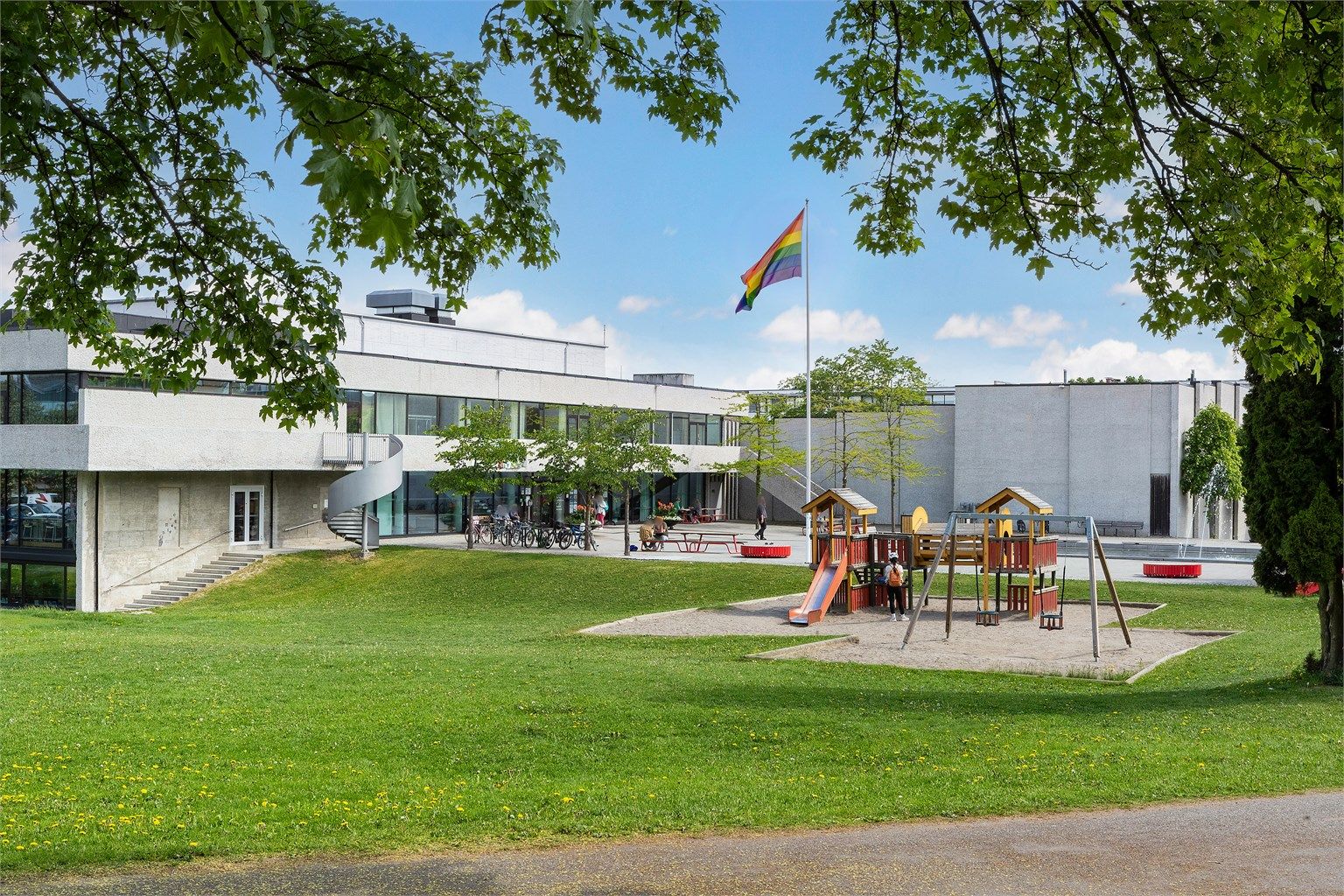 Kort vei til flere skoler, blant annet Åsgård skole (1-7 kl.) og Ås videregående skole.