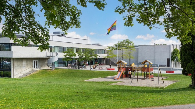 Kort vei til flere skoler, blant annet Åsgård skole (1-7 kl.) og Ås videregående skole.