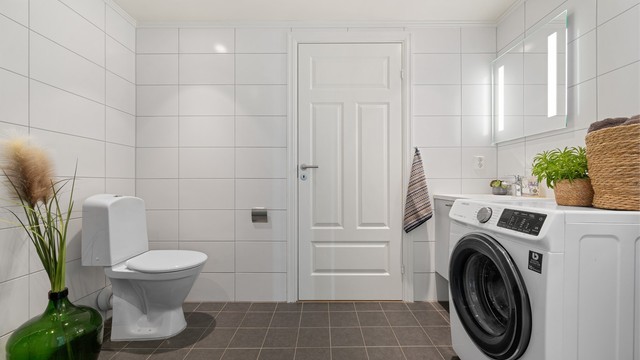 Badet er fra byggeår og har flislagt gulv med elektrisk gulvvarme samt flislagte vegger.