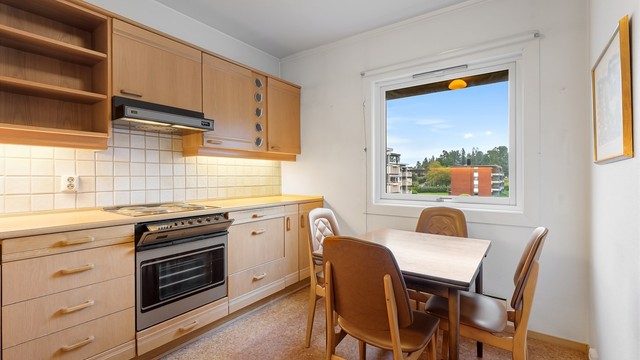 Kjøkkenet har plass til en spiseplass ved vinduet.