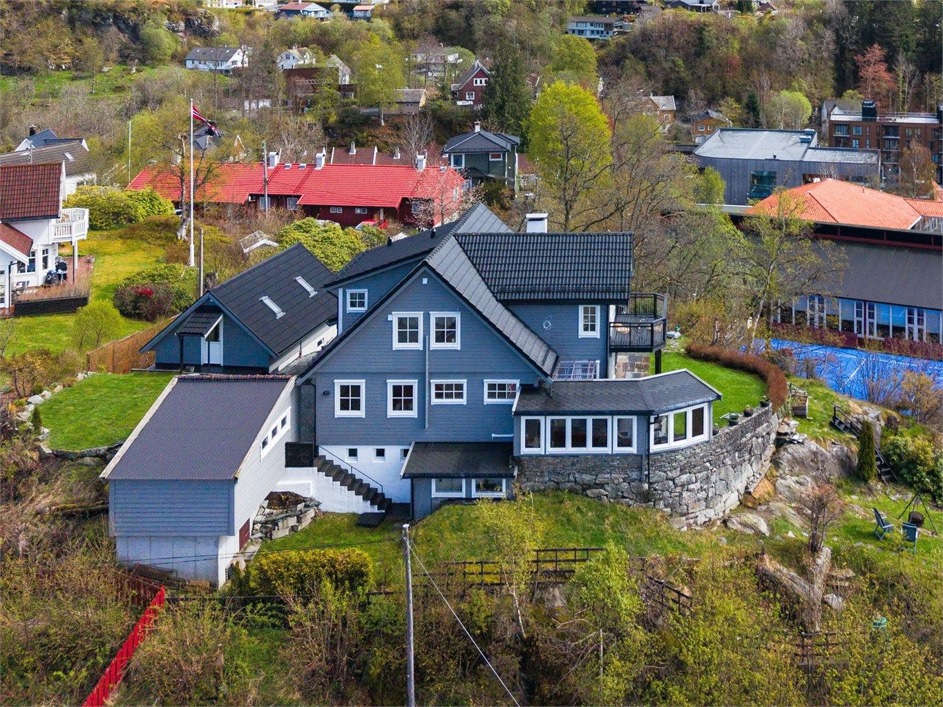 Tomten oppleves skjermet og privat, og er perfekt for en aktiv storfamilie