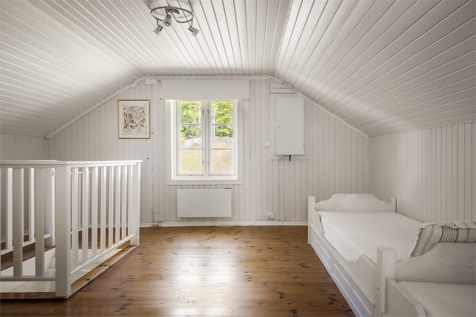 Her finnes et ekstra soverom samt lagringsplass i kott, og de skrå takene bidrar til en stemning som gir klare assosiasjoner til det klassiske livet langs kysten.