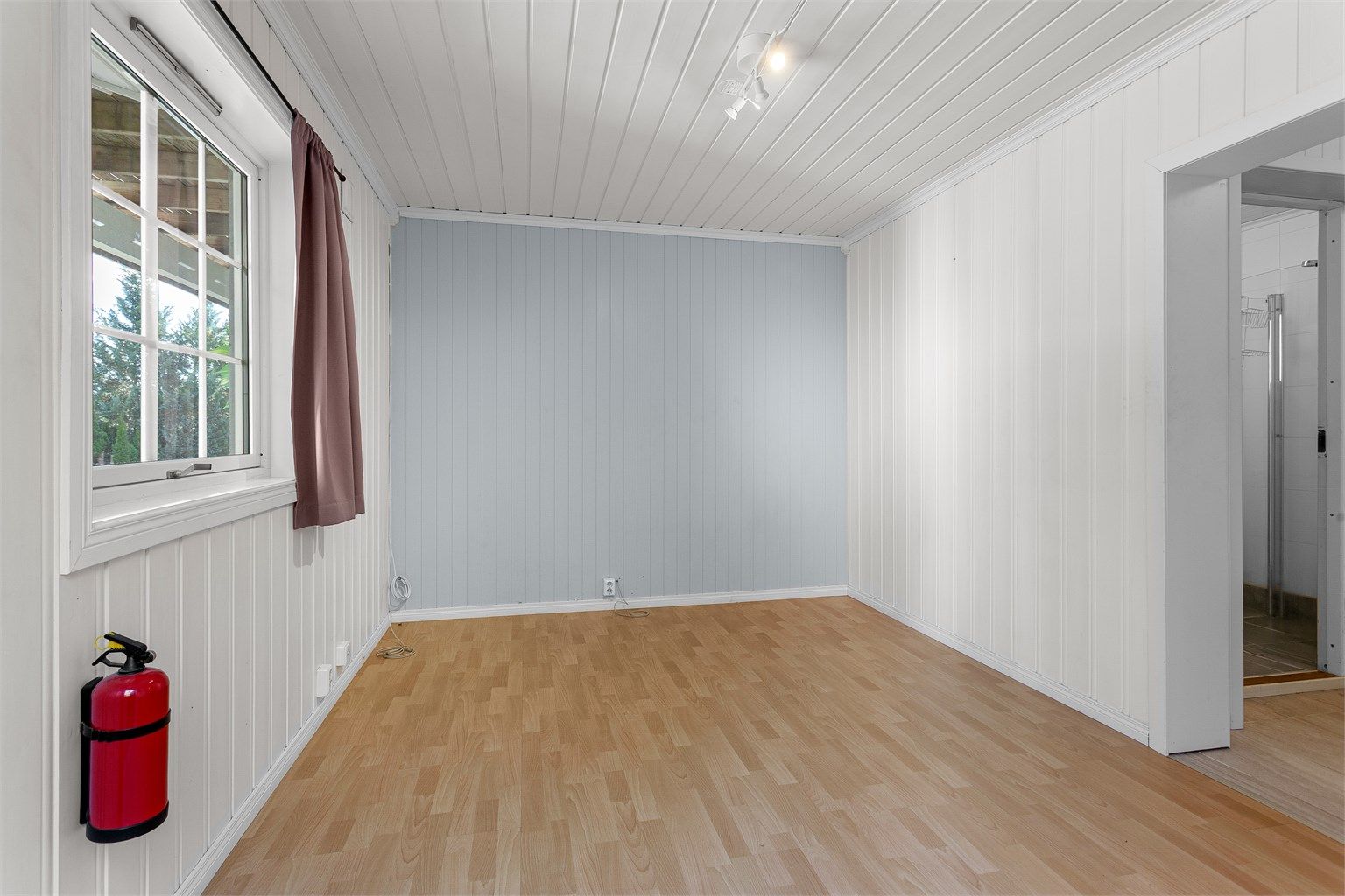 Boenheten har eget inngangsparti i underetasjen og inneholder stue, kjøkken og bad - Leilighet 2 (ikke godkjent til utleie).