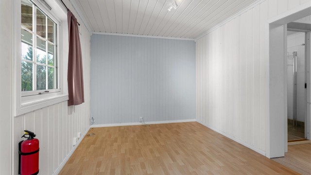 Boenheten har eget inngangsparti i underetasjen og inneholder stue, kjøkken og bad - Leilighet 2 (ikke godkjent til utleie).
