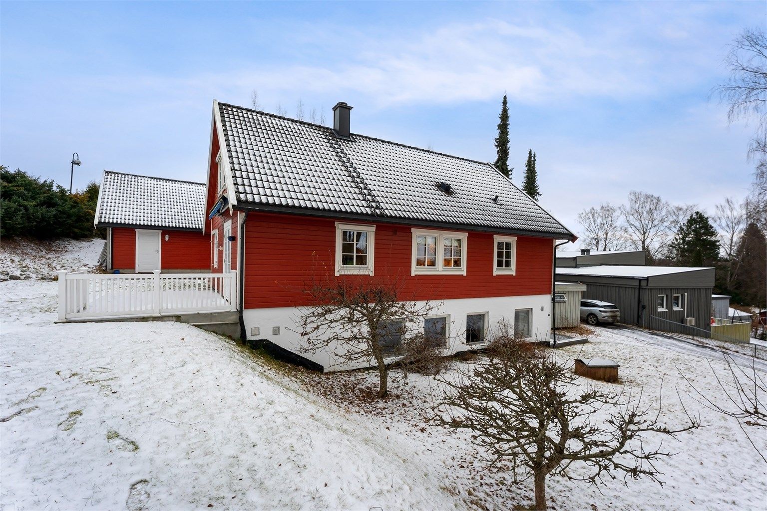 Utvendig finner du to hyggelige uteplasser, pent opparbeidet hage og stor dobbelgarasje med hems.