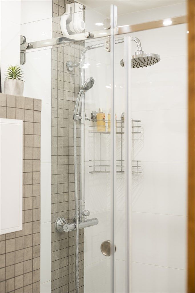 Romslig dusjsone med regndusj.