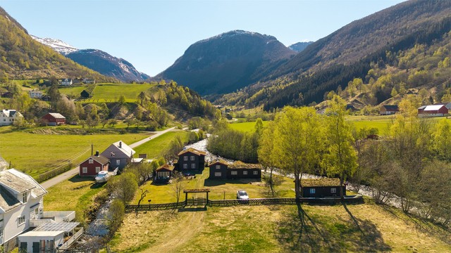 Området byr på utallige turmuligheter, og vinterstid er det tilgang til langrennsløyper.