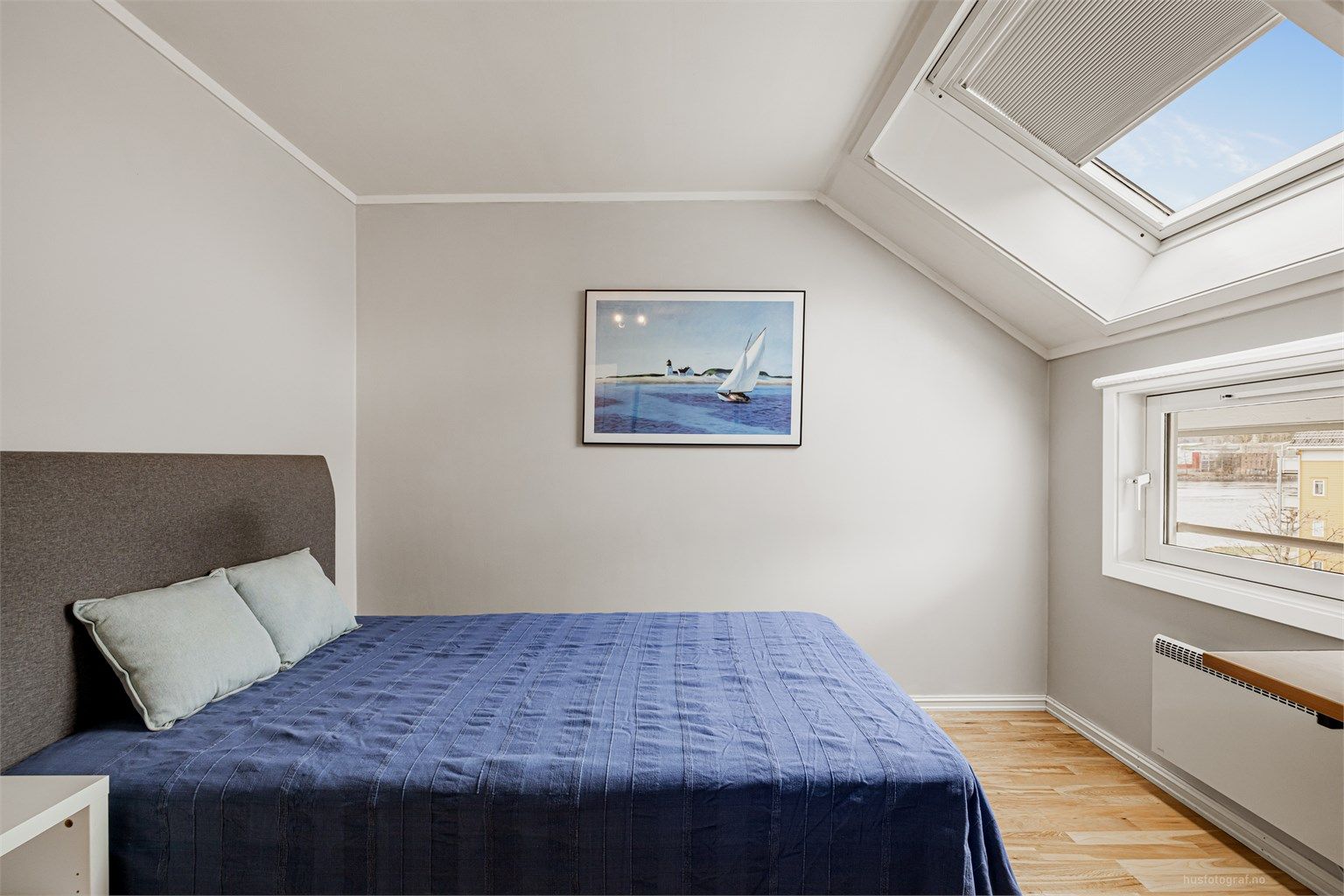 Hovedsoverom med plass til dobbeltseng. Rommet ble malt i 2023.
