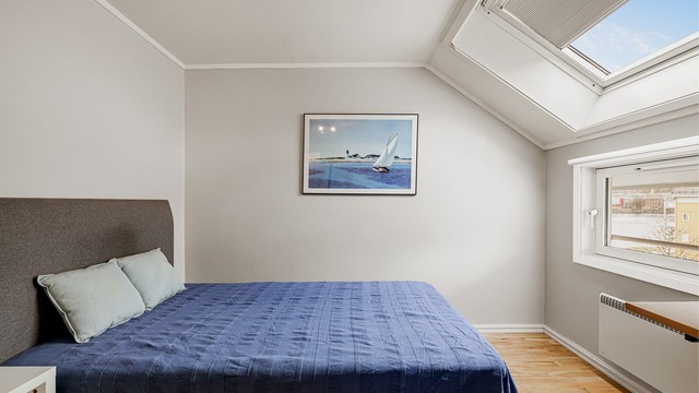 Hovedsoverom med plass til dobbeltseng. Rommet ble malt i 2023.