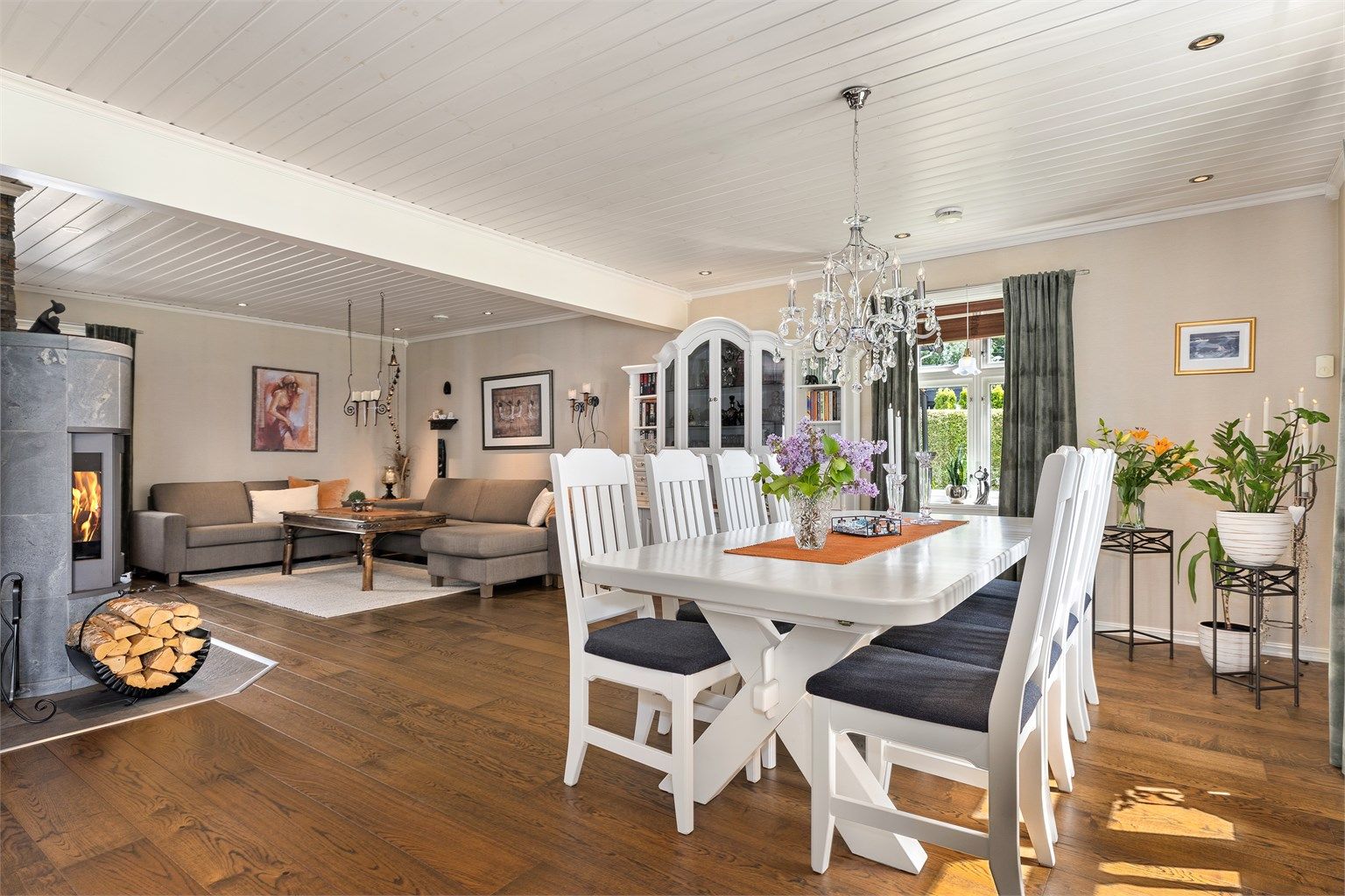 Stuen har en åpen og sosial planløsning med god plass til både sofagruppe og spisebord.