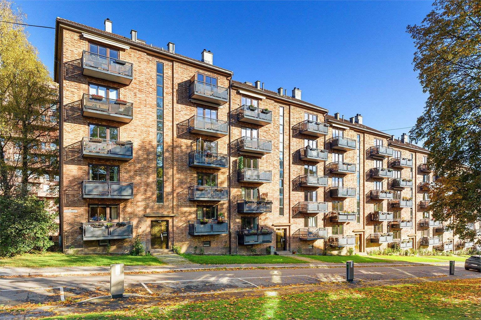 Bygget er en del av et velholdt aksjeselskap og ligge rundt den idylliske Normannsparken. Beboerne har i tillegg tilgang til felles trimrom, vaskeri og sykkelhus.