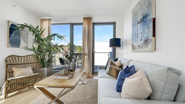 Stuen har god plass til både sofagruppe og spisebord.
