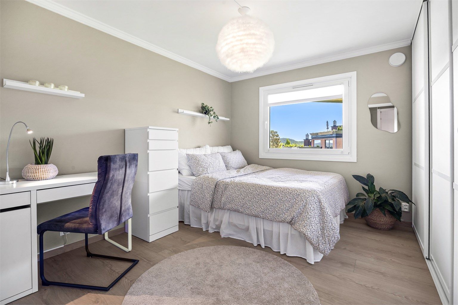 Det andre soverommet passer godt som barnerom, gjesterom eller kontor, og har skyvedørsgarderobe.