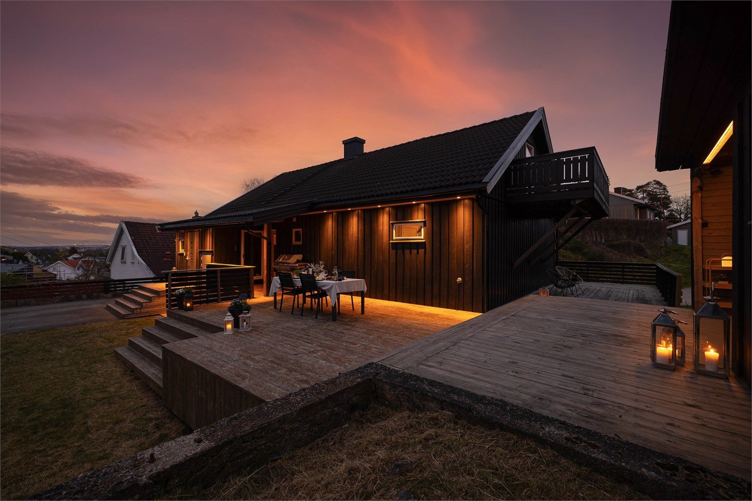 Fra den eleverte plasseringen i Damveien sees langstrakt utsikt over byen.