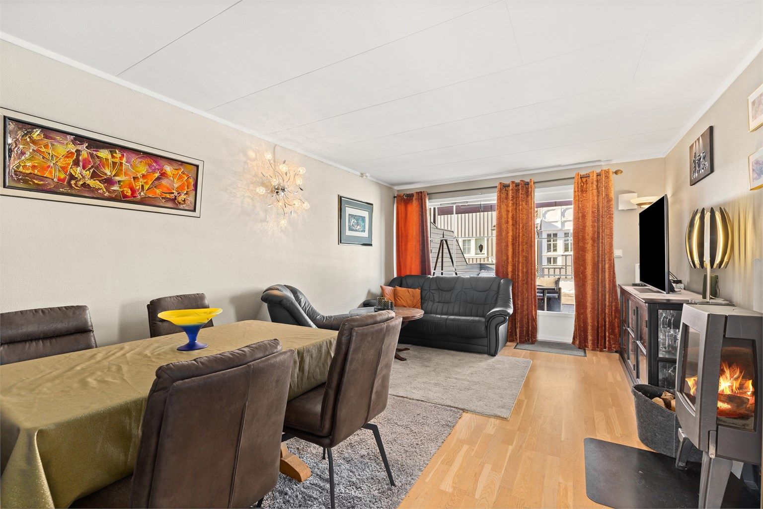 Leiligheten har en åpen og sosial sone som forener stue og spiseplass.