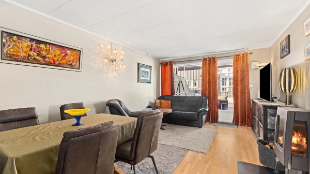 Leiligheten har en åpen og sosial sone som forener stue og spiseplass.