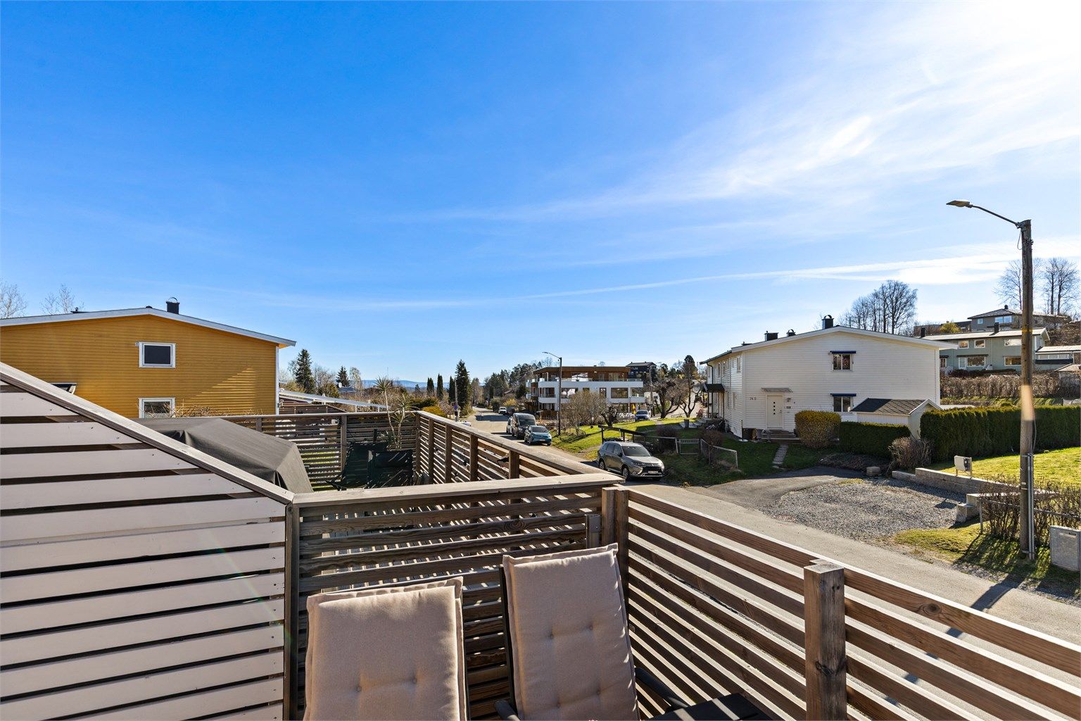 Terrassen med utgang fra stuen har god plass til utemøbler. Her er det sol fra morgen til tidlig ettermiddag sommerstid.