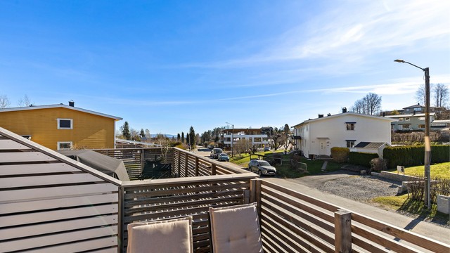 Terrassen med utgang fra stuen har god plass til utemøbler. Her er det sol fra morgen til tidlig ettermiddag sommerstid.