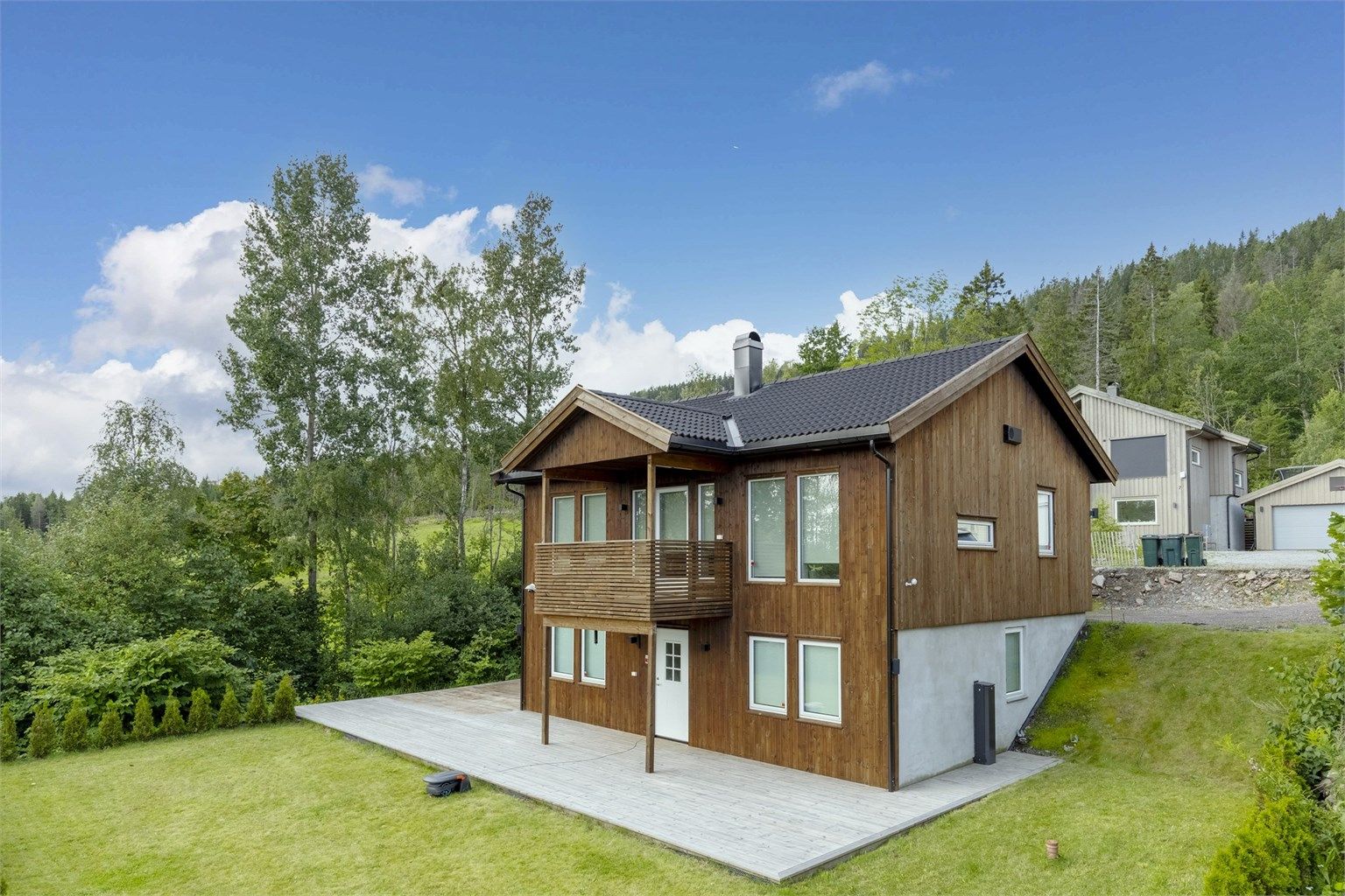 Boligen ligger i feltets ytterkant på en rolig tomt grensende til landbruksareal