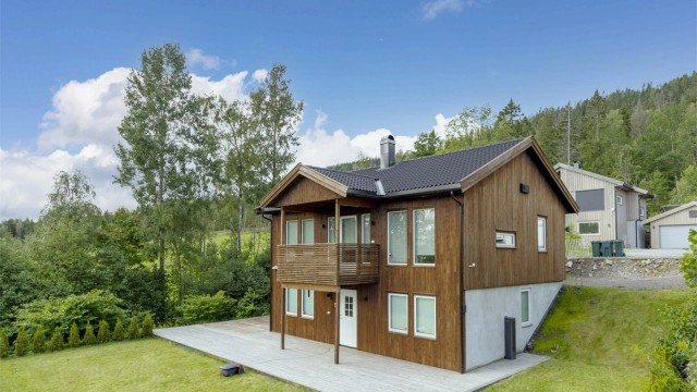 Boligen ligger i feltets ytterkant på en rolig tomt grensende til landbruksareal