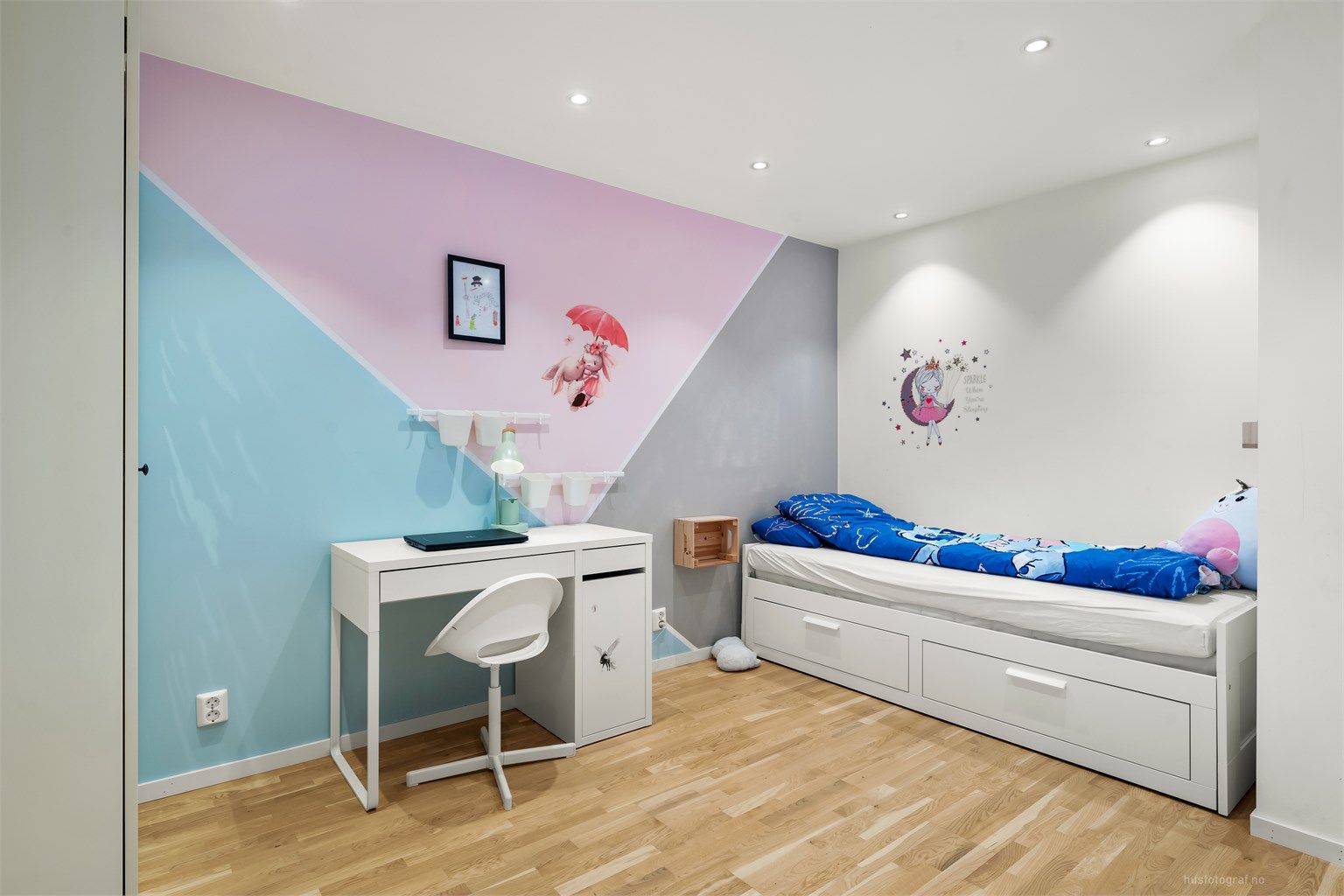 Innfelte downlights i taket gir en jevn og god belysning på soverommene.