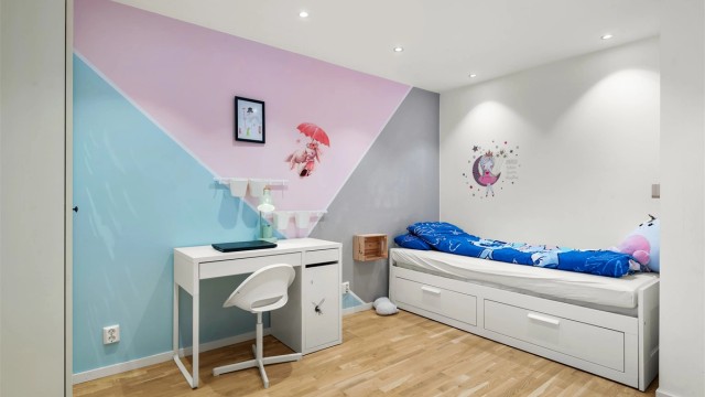 Innfelte downlights i taket gir en jevn og god belysning på soverommene.