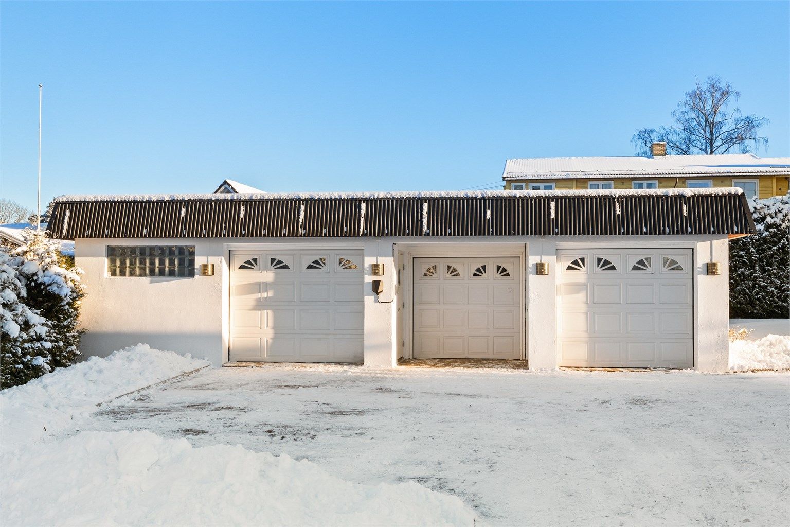 Trippel garasje med full kjeller
