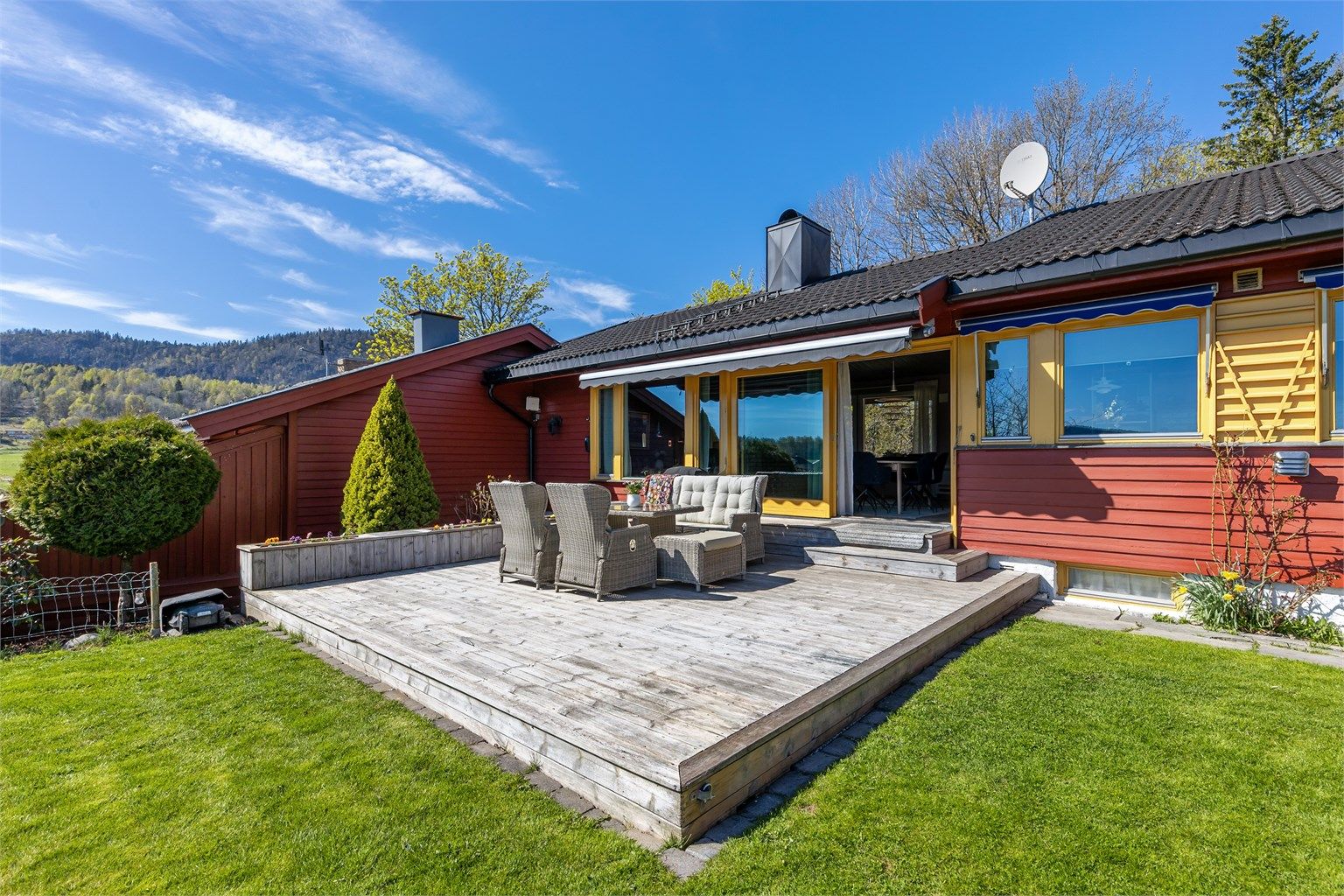 Her er det god plass til utemøbler og grill.