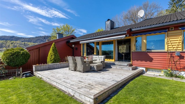 Her er det god plass til utemøbler og grill.