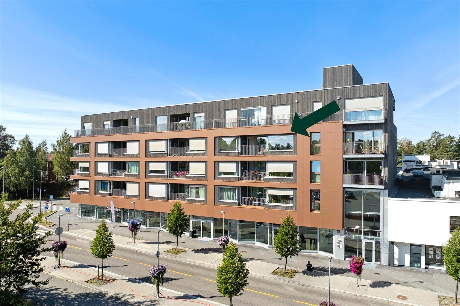 I 4. etasje ligger leiligheten høyt og luftig, med direkte heisforbindelse til Tangen senter som byr på et variert utvalg butikker samt lege- og tannlegekontor.