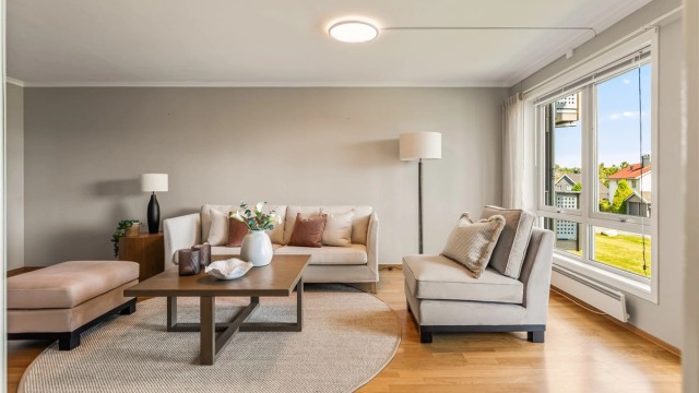 Stuen har god plass til en romslig sofagruppe.