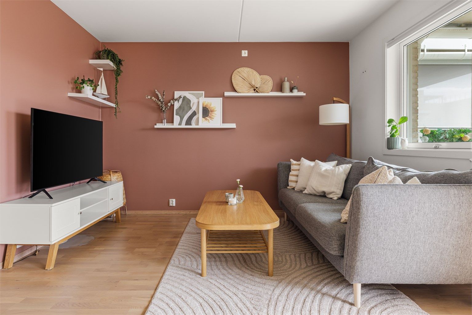 I den ene delen er det naturlig plass til koselig sofagruppe med tilhørende salongbord og tv-benk. 