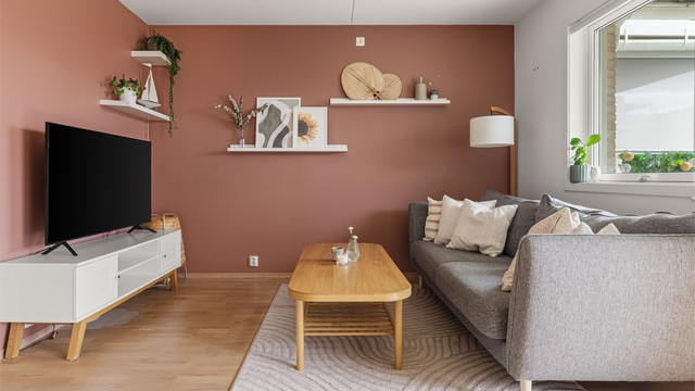 I den ene delen er det naturlig plass til koselig sofagruppe med tilhørende salongbord og tv-benk.