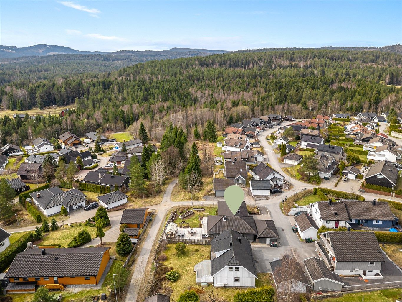 Nærhet til flotte markaområder med merkede stier, lysløyper og turveier.