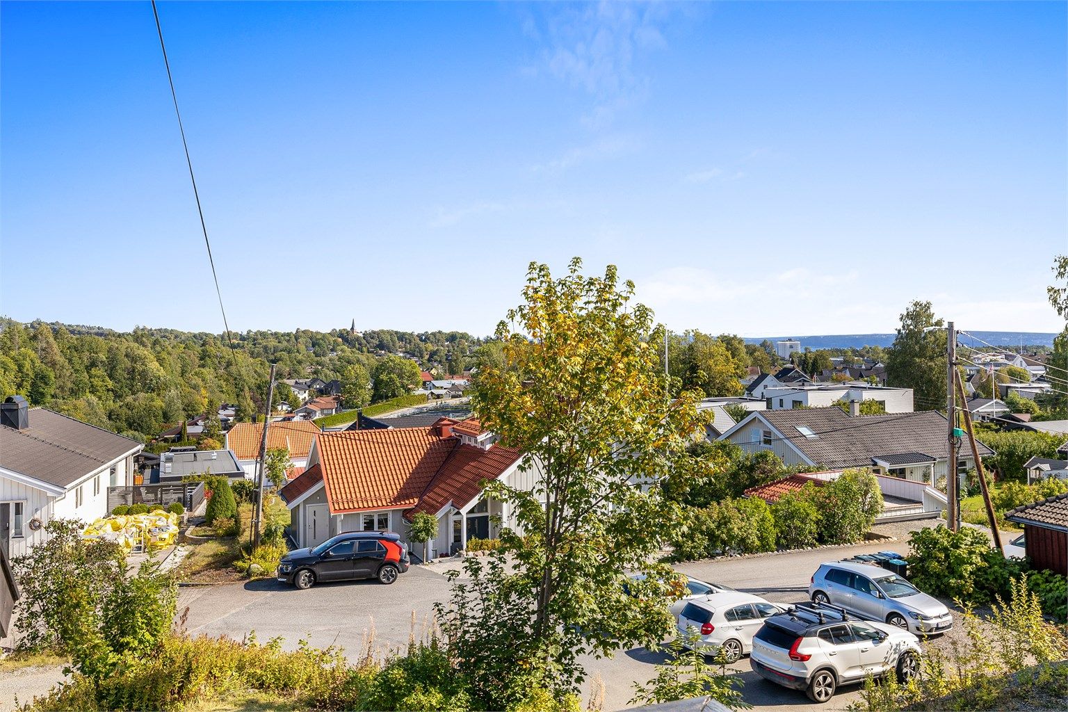 Boligen har en fin beliggenhet i et stille og rolig område med fin utsikt.
