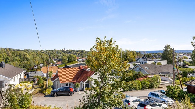 Boligen har en fin beliggenhet i et stille og rolig område med fin utsikt.