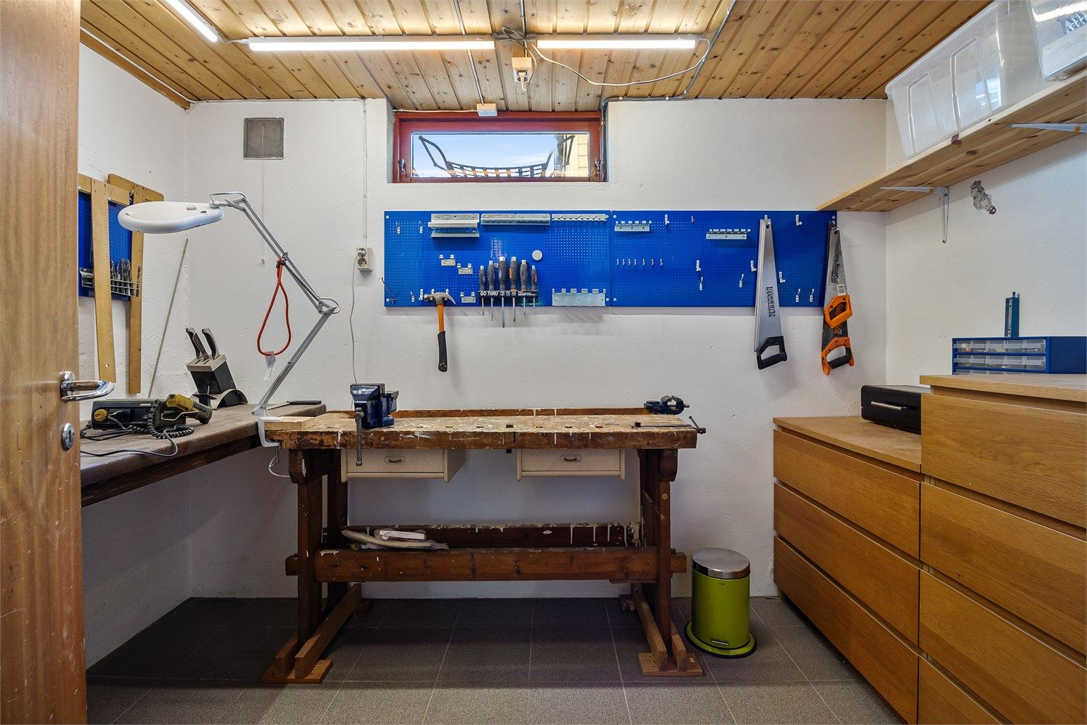 En av bodene er innredet som et praktisk verksted.