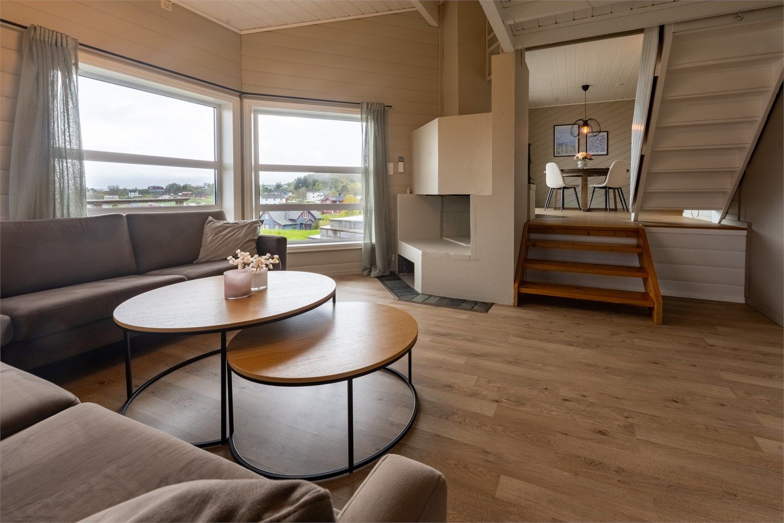 Stuearealet måler romslige 19 kvm, og ligger naturlig adskilt fra spisestuen på eget halvplan.