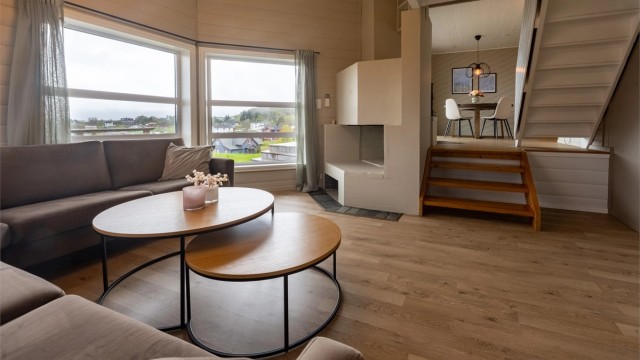 Stuearealet måler romslige 19 kvm, og ligger naturlig adskilt fra spisestuen på eget halvplan.