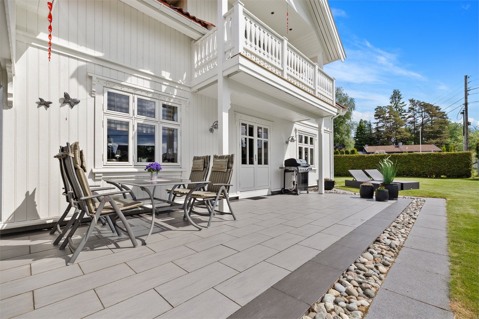 Terrassen er totalt på 44 m² og har flislagt gulv.