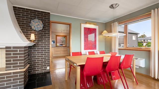 Spiseplassen har praktisk tilknytning til både kjøkkenet og stuen.