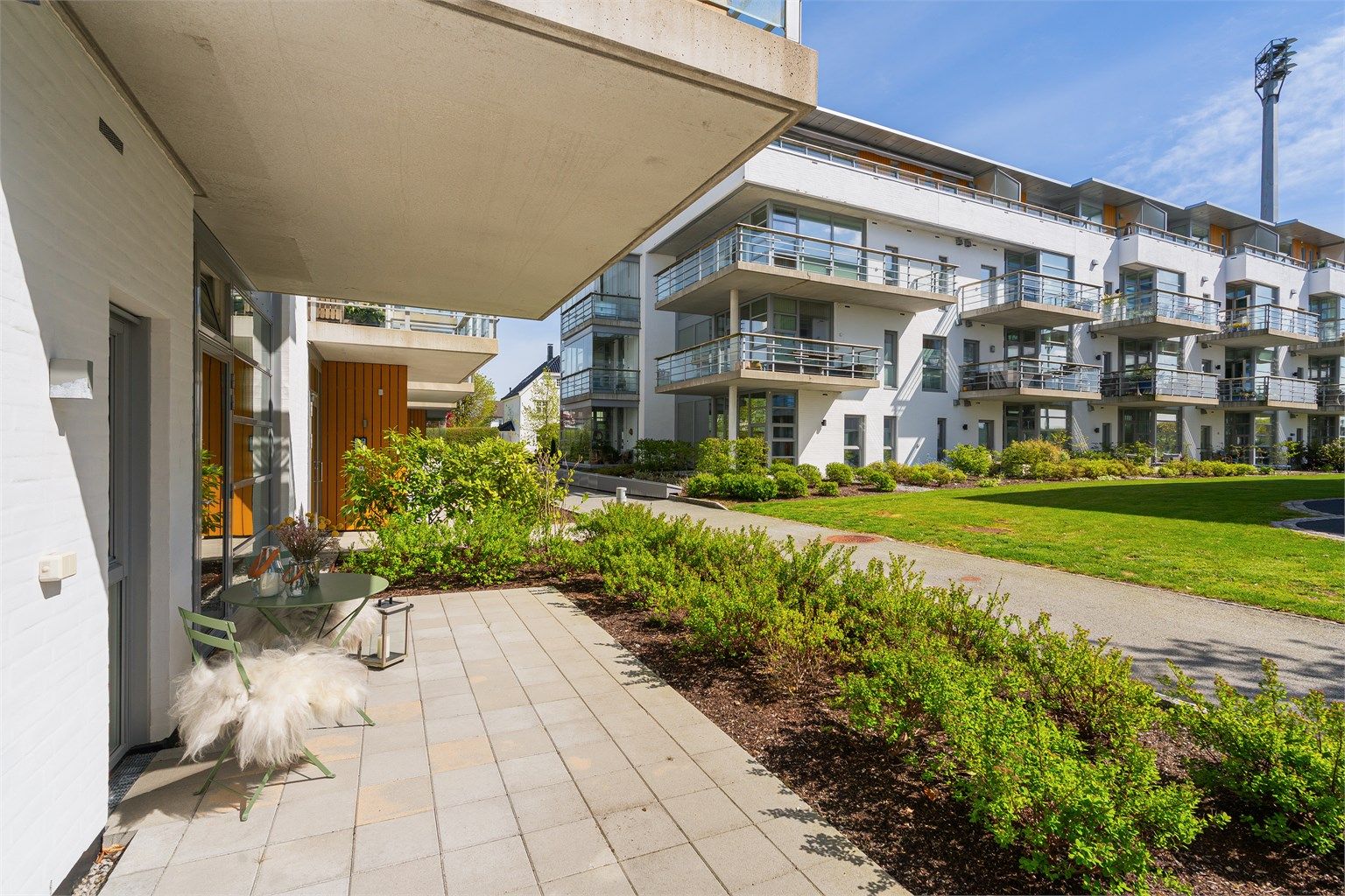 Leiligheten er gjennomgående og har to markterrasser, en mot nord-vest  og en mot sør-vest.