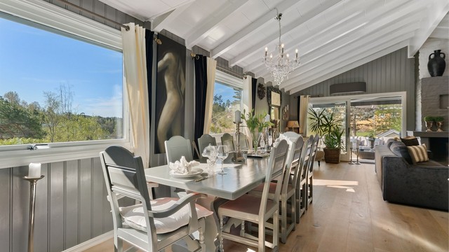 Boligen fikk nye isolerglass i alle vinduer i 1. etasje 2021(originale karmer), utført av Glassmester , Vinduene gir rikelig med dagslys og utsyn over nærområdet.