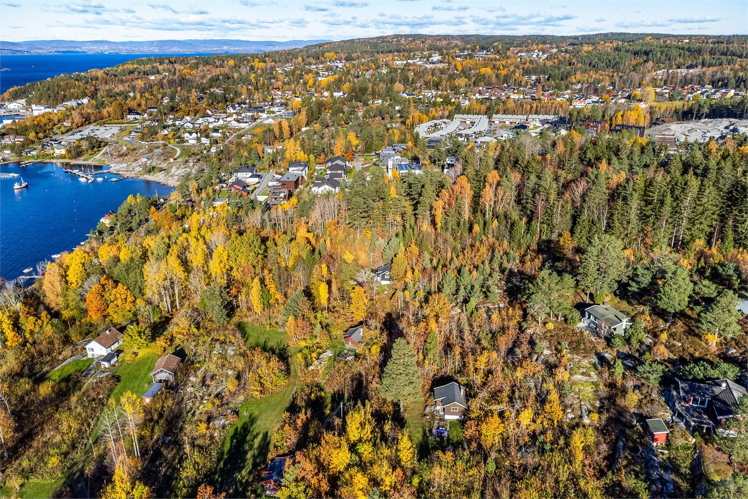 Store deler av eiendommen ble i 1996 fredet av Riksantikvaren. Et skogkledd areal på tomtens øvre del er imidlertid ikke fredet. Fotograf; Børge Oppegård.