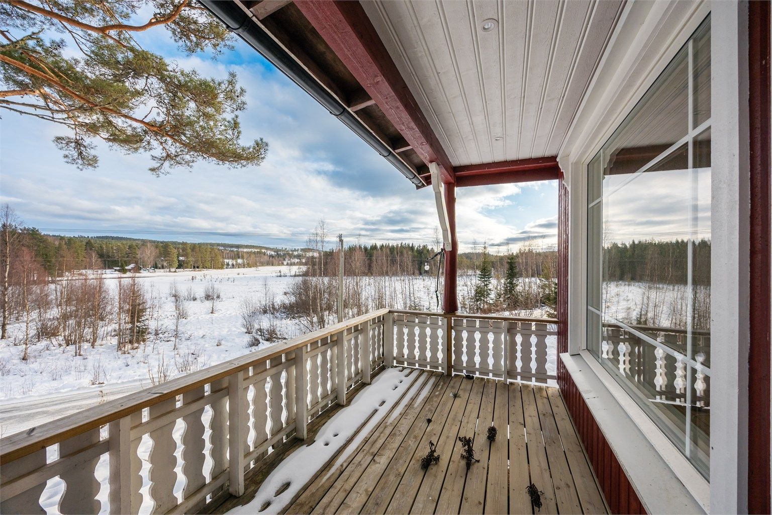 Den takoverbygde verandaen gir en fin uteplass med utsikt over nærområdet.