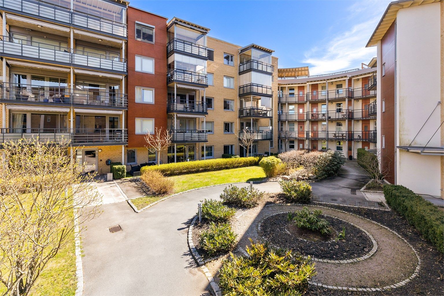 Eiertomt på 4 528 kvm som tilhører sameiet. Tomten er fellesareal. Tomt er opparbeidet med blant annet asfalterte veier, plenarealer og andre forskjellige beplantninger.